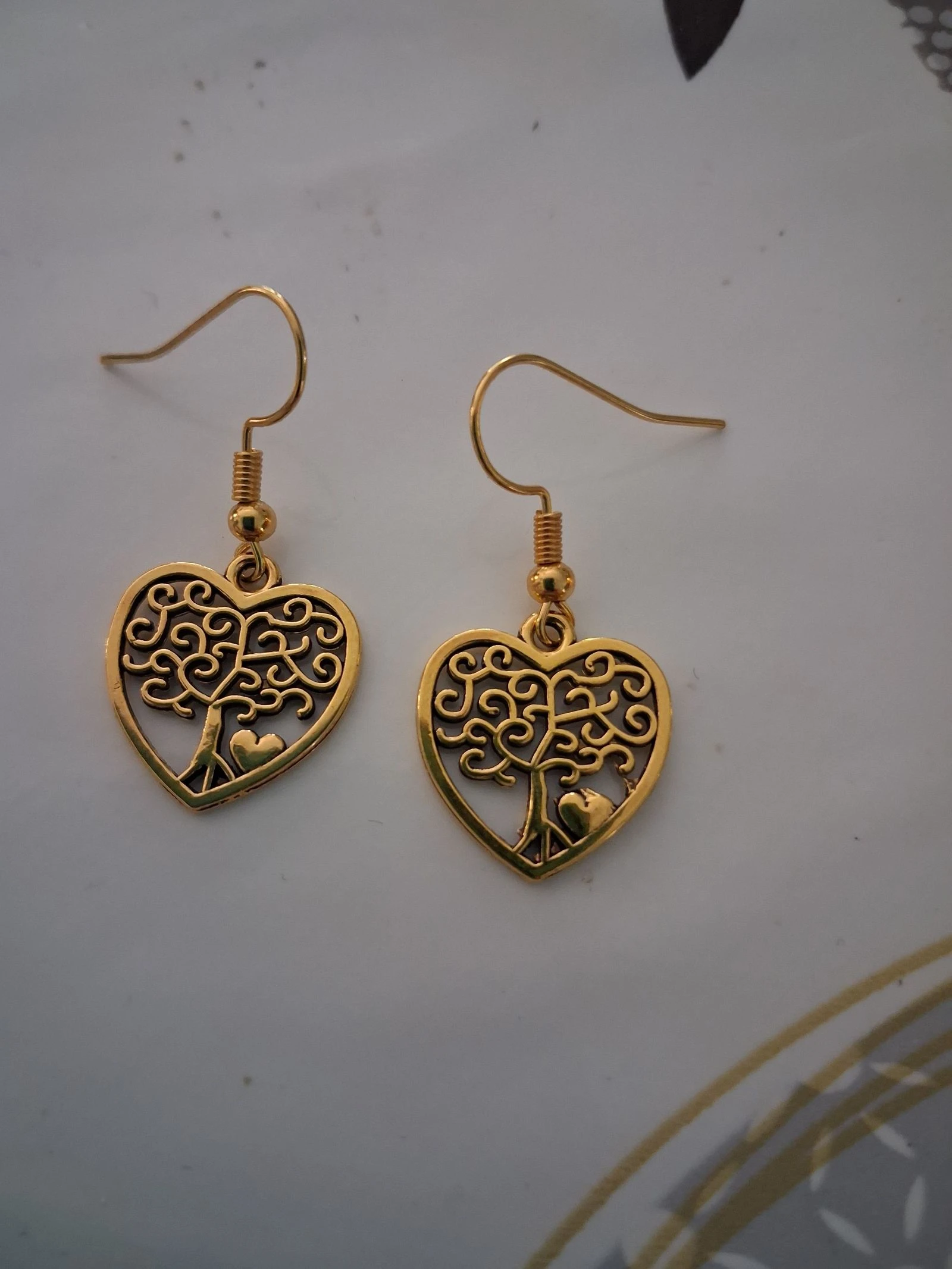 Boucles d'oreilles en forme de cœur à l'intérieur l'arbre de vie